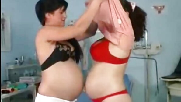 Fata fierbinte Mia Milano lovită de un armăsar negru excitat